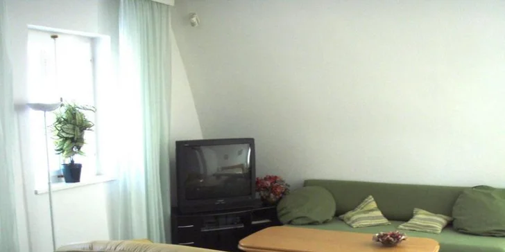 Apartmán s jednou ložnicí a terasou disponuje obývacím pokojem s příjemným posezením u TV a plně vybavenou kuchyní.
