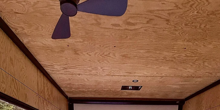 Presne takéto prostredie ponúka pojazdný glampingový P-BOX.