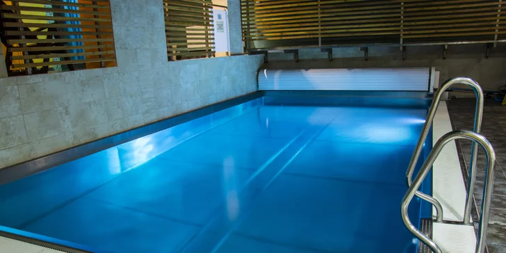Ve wellness jsou čtyři typy saun, bazén a tepidárium.