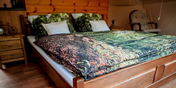 Uvnitř najdete manželskou postel a lůžko v patře. 