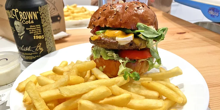 K burgeru dostanete i hranolky, dip dle výběru, kuřecí stripsy a na zapití nápoj dle výběru.
