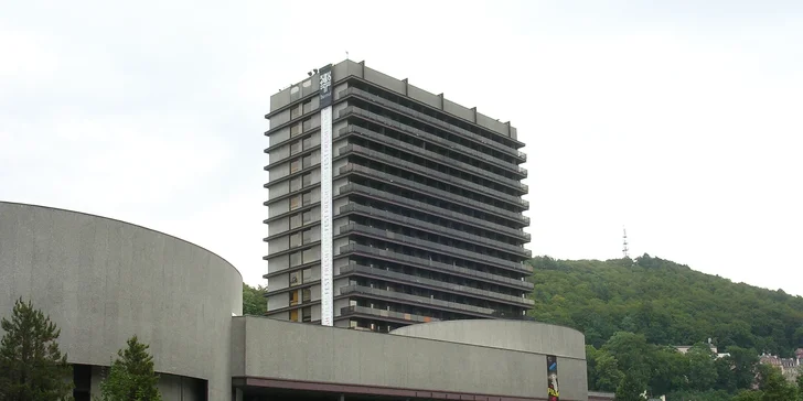 Salon se nachází v pasáži hotelu Thermal.