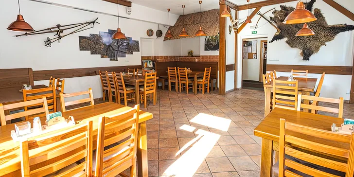 Každý den si pochutnáte ve stylové horské restauraci na snídani formou bufetových stolů, případně i na servírované jednochodové večeři (v případě polopenze).