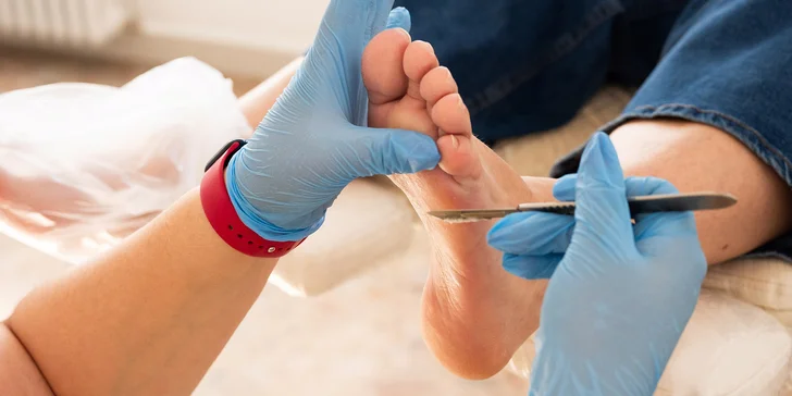 Odborná starostlivosť o vaše nohy: mokrá aj suchá pedikúra s gél lakom