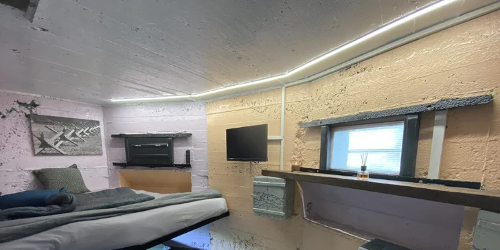 Uvnitř je také plynový vařič, lednička, základní nádobí a zásoba užitkové vody (20 l), nechybí ani solární sprcha, automatická ventilace či LED osvětlení.