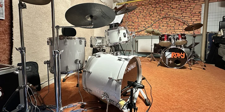 Legálně si zadupete do kopáku, třísknete do hajtky, zahrajete si první rytmus nebo vyladíte groove jako profík.