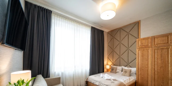  Na pokoji budete mít k dispozici televizi i minibar.