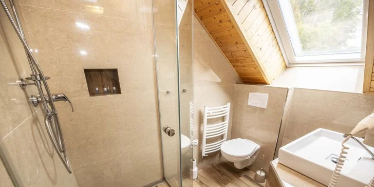 Každý apartmán má moderní koupelnu s toaletou.