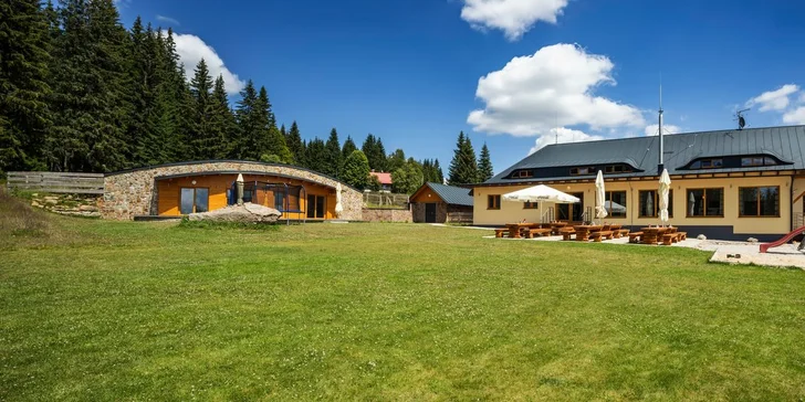 Hotel stojí ve Filipově Huti, nejvýše položené osadě na Šumavě. 