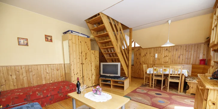 Obývací pokoj v apartmánu je ideální pro trávení času s rodinou.