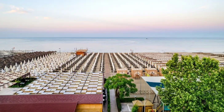 Písečná pláž oceněná Modrou vlajkou se nachází kousek od hotelu (100 m).