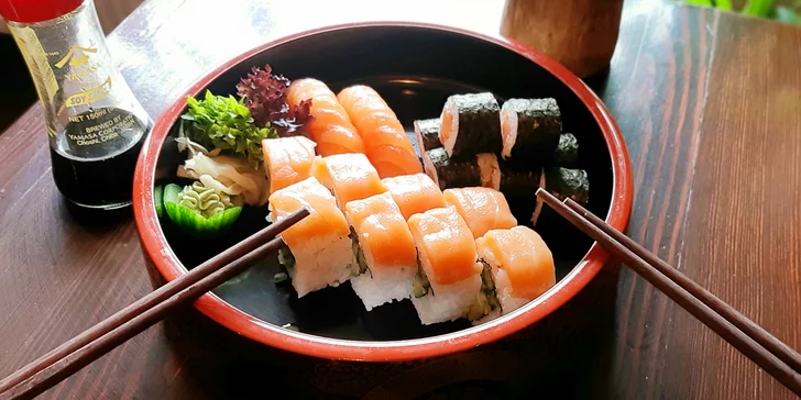 Čeká tu na vás set s kousky výborných sushi rolek a k tomu třeba i japonská polévka, které si vychutnáte tradičně s wasabi, sójovou omáčkou a zázvorem.