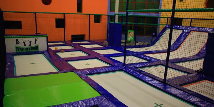 Trampolín je v Jump Centru spousta. Skákat na nich můžou děti i dospělí.