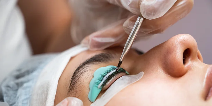 Lash Lifting je šetrná a efektívna technika, ktorá prirodzene nadvihne vaše mihalnice od korienkov, čím opticky otvorí oči a dodá im hĺbku a šarm.