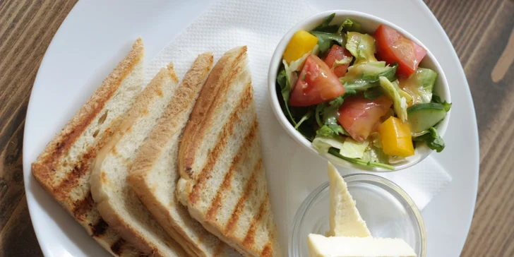 Ke každému snídaňovému menu se podává opečený toust.