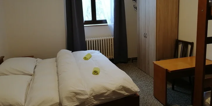  Připraven pro vás bude jednoduše, ale účelně zařízený pokoj. 