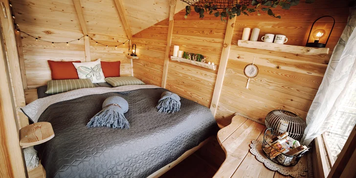 Treehousy ve slovenských Bojnicích jsou ideálním místem pro romantickou dovolenou, ale přijet můžete i s dětmi. Kapacita je 4–5 osob. 