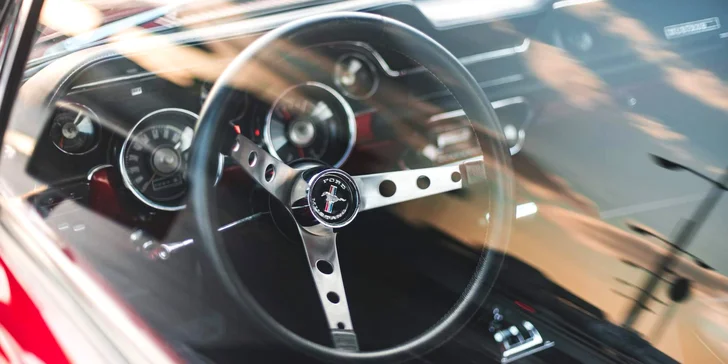 Mustang má automatickou převodovku a posilovač řízení, svezení v něm je tudíž vskutku jedna báseň.