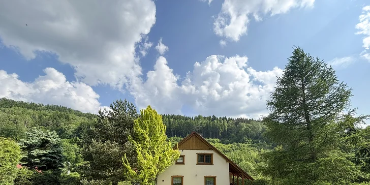 Ubytujte sa s partiou alebo celou rozvetvenou rodinou v podkrkonošskej Chalupe Pod Studánkou, kam sa pohodlne zmestí až 15 osôb.