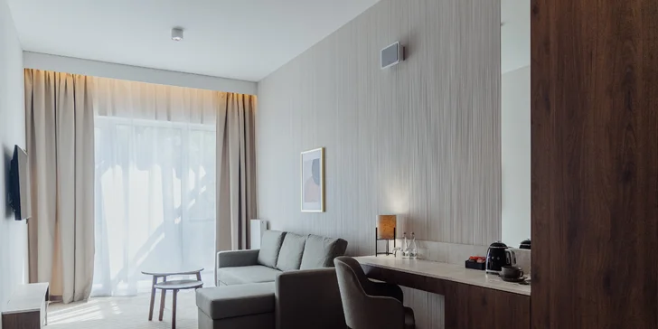 Apartmán je prostornější a je rozdělen na ložnici a obývací místnost. 