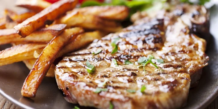 Bylinkami provoněný steak z krkovičky nebo kuřecího masa s přílohou a nápojem