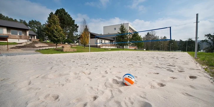 Milovníci sportu si tady přijdou na své. Kromě volejbalu si můžete zahrát i nohejbal nebo badminton.