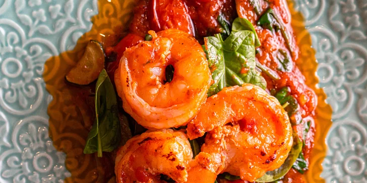 Grilované tigrie krevety s cuketou cherry rajčinami a baby špenátom, domáca focaccia
