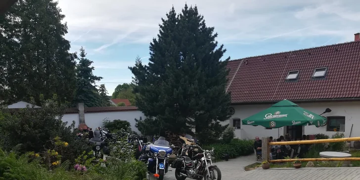 Využít můžete i zahradu s posezením.  