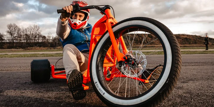 Tři kola a řidítka připomínají spíše kombinaci motorky a motokáry, ale nic takového nečekejte – jakmile nasednete, zjistíta, že jste na ničem podobném ještě neseděli.
