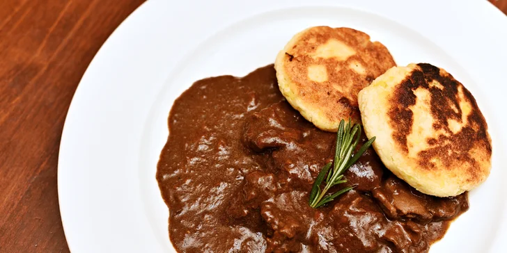 Základ menu tvoří jelení kýta na šípkové omáčce.