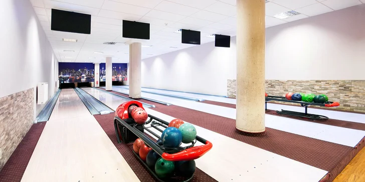 Súčasťou niektorých variantov je hodinová hra bowlingu.