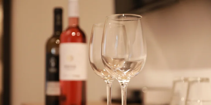 Deluxe vás potěší většími rozměry a rozdělením pokoje na spací a relaxační zónu. 