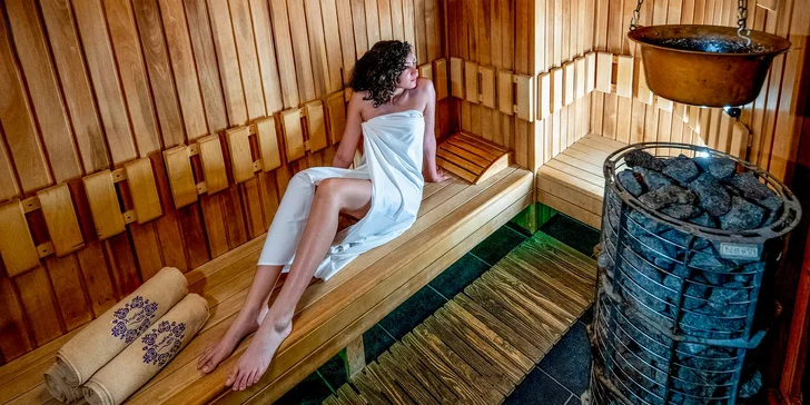 V hotelovém wellness centru máte neomezeně k dispozici bazény, vířivky i sauny.