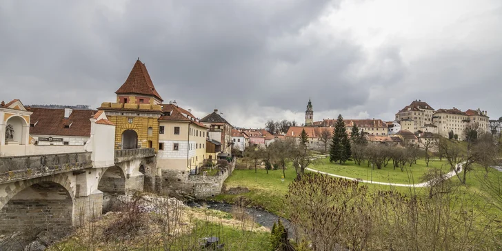Z oken ubytování uvidíte zámek a jeho zahrady.