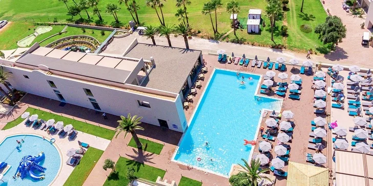 V hotelu najdete 2 bazény, jeden pro dospělé a jeden pro děti.