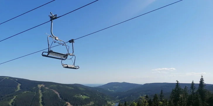 Hotel stojí u spodní stanice lanovky na Medvědín, což z něj dělá ideální výchozí pozici jak na túry, tak na zimní sporty.