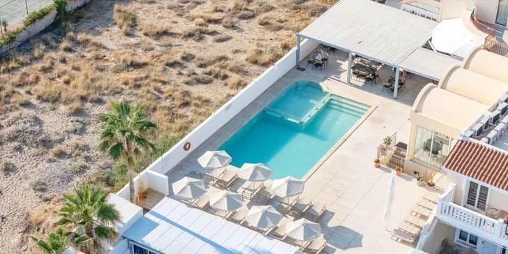 U hotelu jsou dva nově zrekonstruované bazény, u kterých nechybí terasa na slunění.