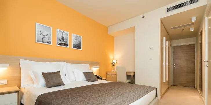 Z pokoje Standard či Comfort budete mít výhled na město, pokoje Superior mají balkon s výhledem na město nebo na moře.