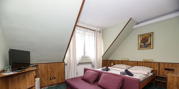 V pokoji najdete televizi a připojení k Wi-Fi. 