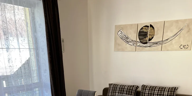 A nechýba ani pripojenie k sieti Wi‑Fi či dostatok úložného priestoru (na fotke apartmán 1).