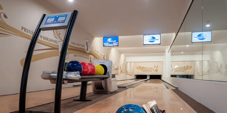 V baru je bowlingová dráha, vy máte zajištěnou hodinu hry. 