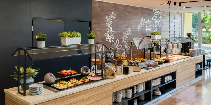 Bohaté snídaně a večeře se podávají v restauraci Liliom (Lilie)
