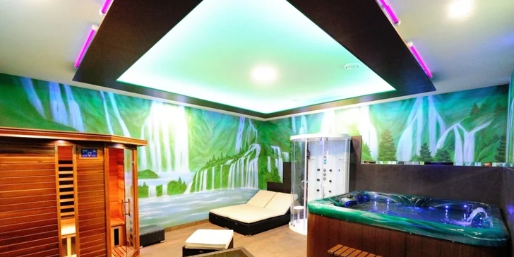 Zelený svět s vodopády, to je hydromasážní vana, infrasauna, parní kabina, lehátka, Smart TV plná zábavy, ochlazovací sprcha.