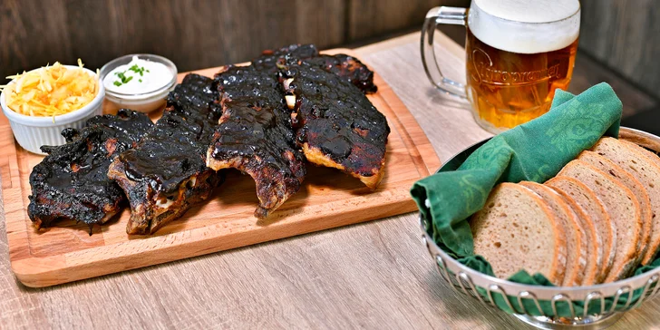  Doplní je chilli omáčka, malý zelný salát a chleba.