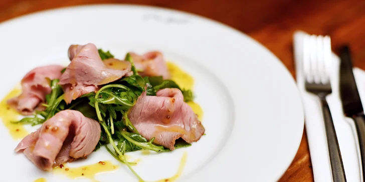 Jako předkrm se podává lehce zauzený roastbeef na rukolovém salátku s medovo-hořčičným dresinkem.