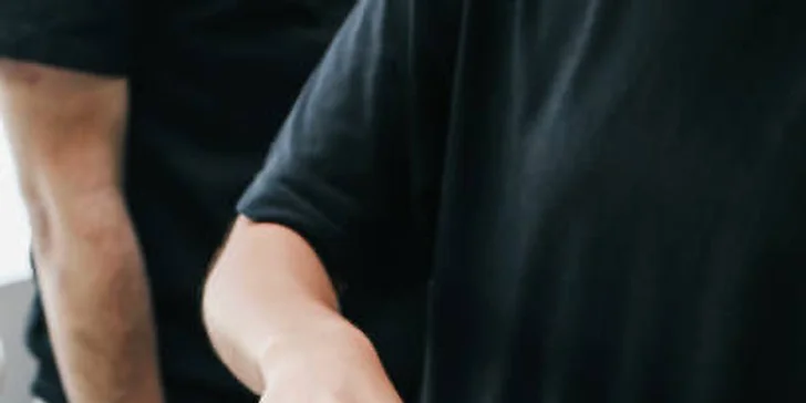 Pomocí metličky si připravíte vlastní matcha nápoj.