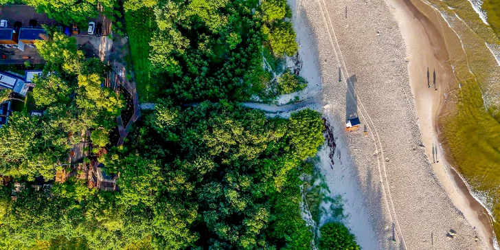Resort je zasazený do borového lesa přímo u moře.