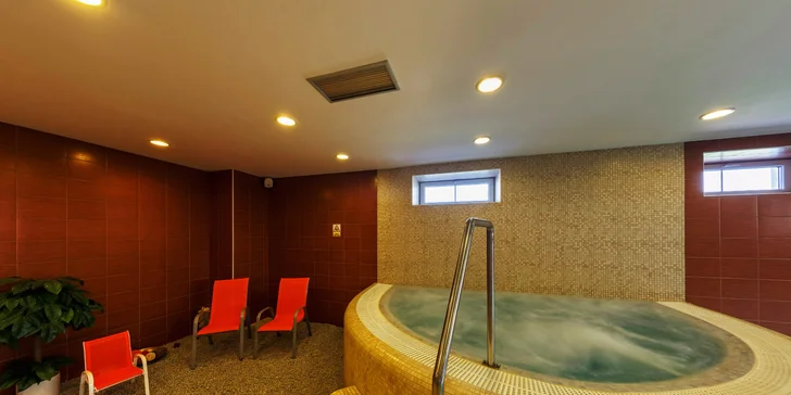 Odpočinout si můžete ve whirlpoolu, který má teplotu příjemných 34 °C.