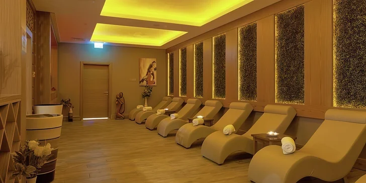 K odpočinku láká také sauna či turecká a parní lázeň ve vedlejším sesterském hotelu.
