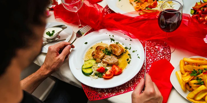 U romantického pobytu se můžete těšit na večeři při svíčkách.